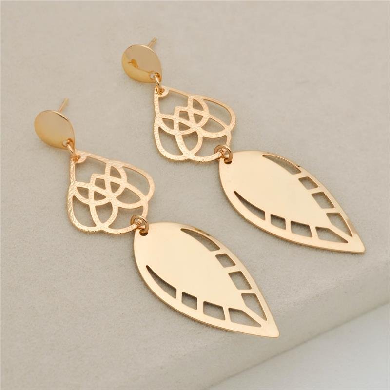 BRINCO FORTUNATO BASE COM GOTAS E FOLHA VAZADA NO BRUTO