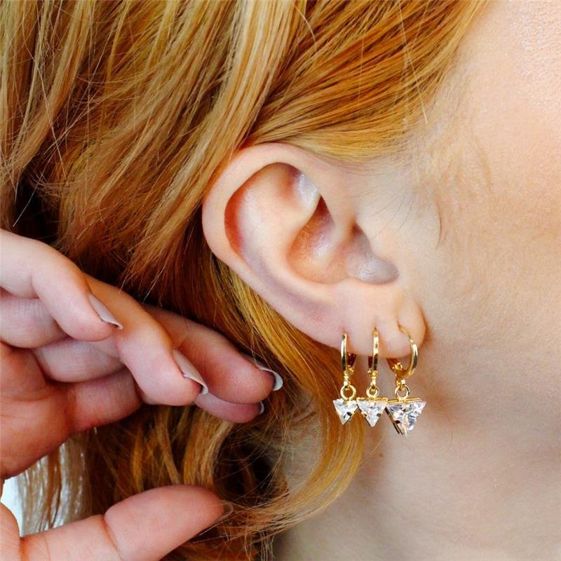 BRINCO FORTUNATO ARGOLINHA COM TRIÂNGULO DE ZIRCÔNIA 8MM CRISTAL NO BRUTO