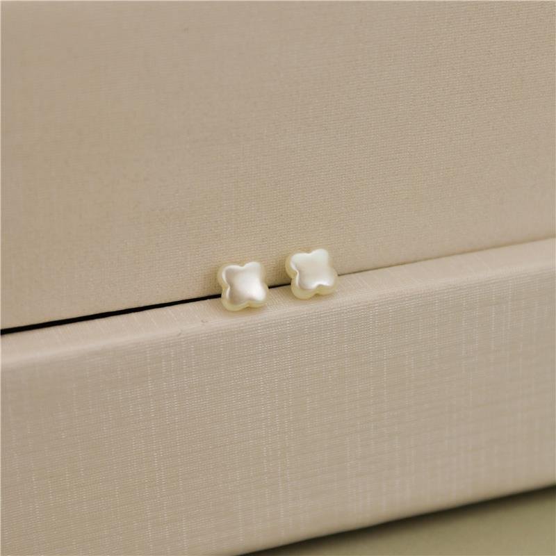 BRINCO FORTUNATO TREVO DE PÉROLA 6MM NO BRUTO