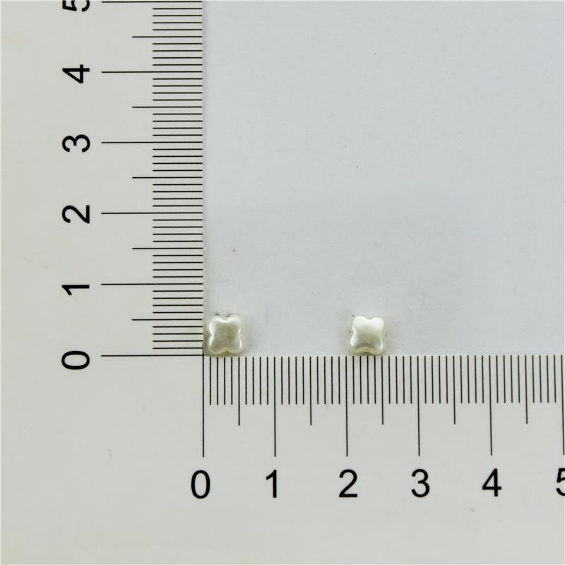 BRINCO FORTUNATO TREVO DE PÉROLA 6MM NO BRUTO