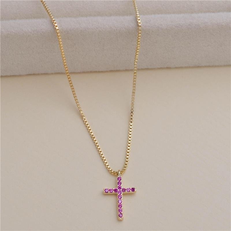 COLAR FORTUNATO VENEZIANA COM PINGENTE DE CRUZ CRAVEJADO DE MICRO ZIRCÔNIA FUCHSIA NO BRUTO