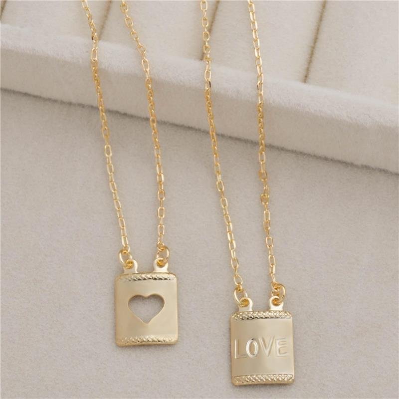 ESCAPULÁRIO FORTUNATO CARTIER COM PLAQUINHAS DE CORAÇÃO E LOVE NO BRUTO