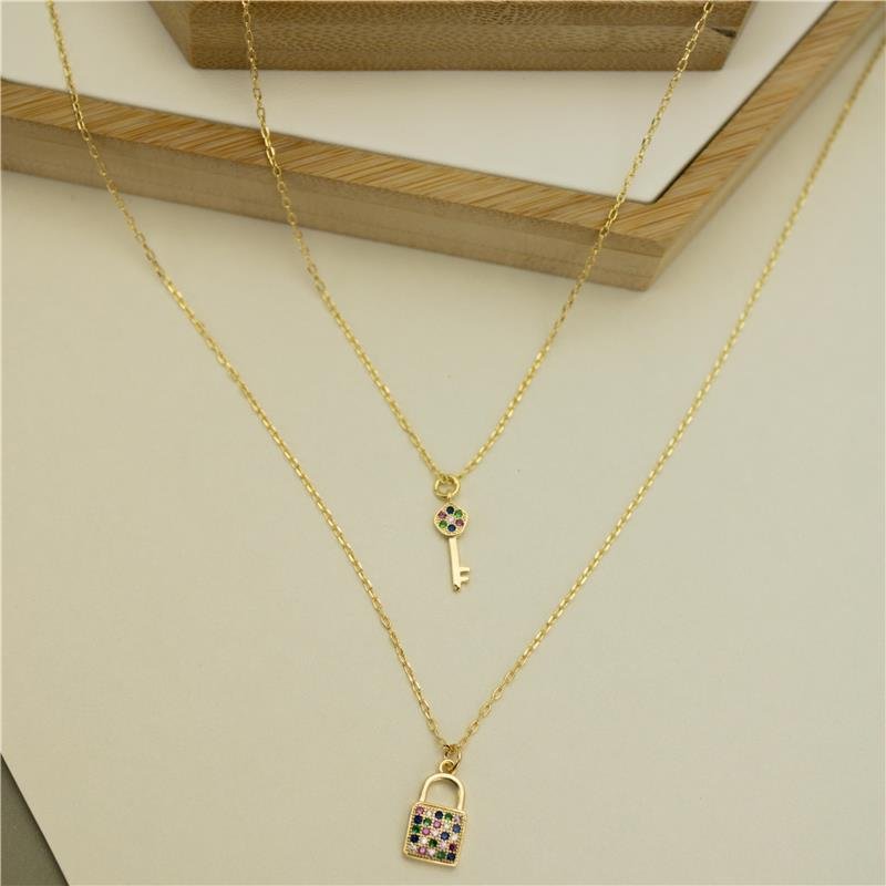 COLAR DUPLO FORTUNATO CARTIER COM CHAVE E CADEADO CRAVEJADOS ZIRCÔNIAS MULTICOLOR NO BRUTO
